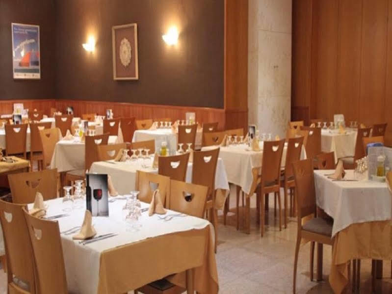 فندق بورت يوجيني كامبريلس المظهر الخارجي الصورة