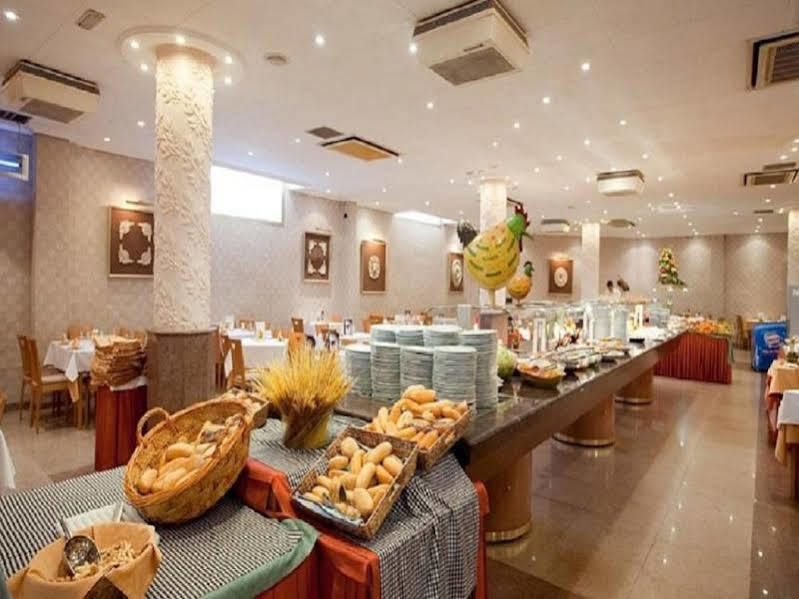 فندق بورت يوجيني كامبريلس المظهر الخارجي الصورة